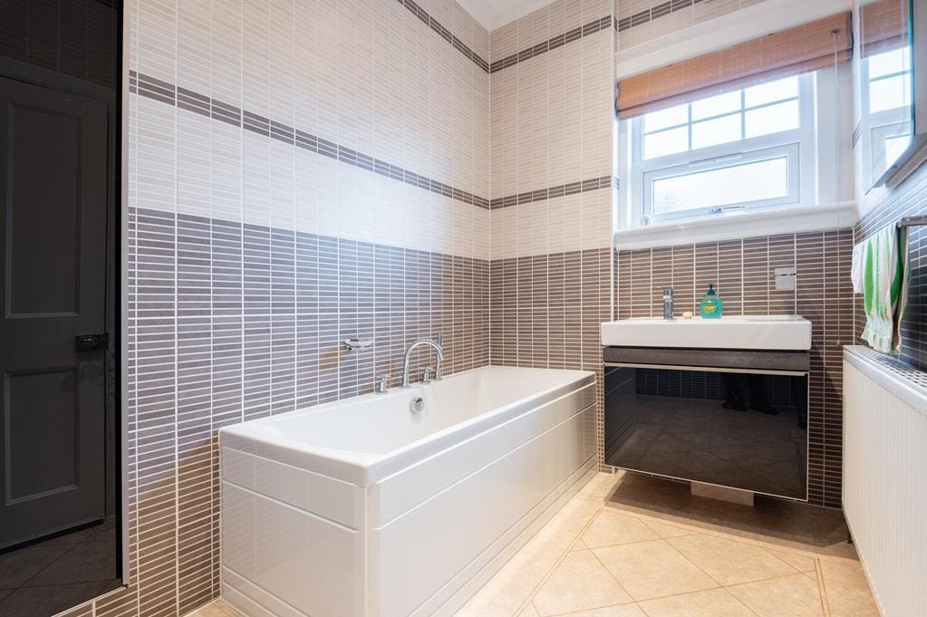 LEV1252PEM BATHROOM.jpg