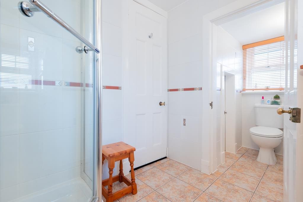 LEV1252PEM SHOWER ROOM.jpg