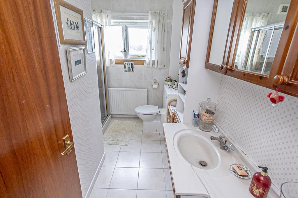 CUP1330JMP Z SHOWER ROOM.jpg