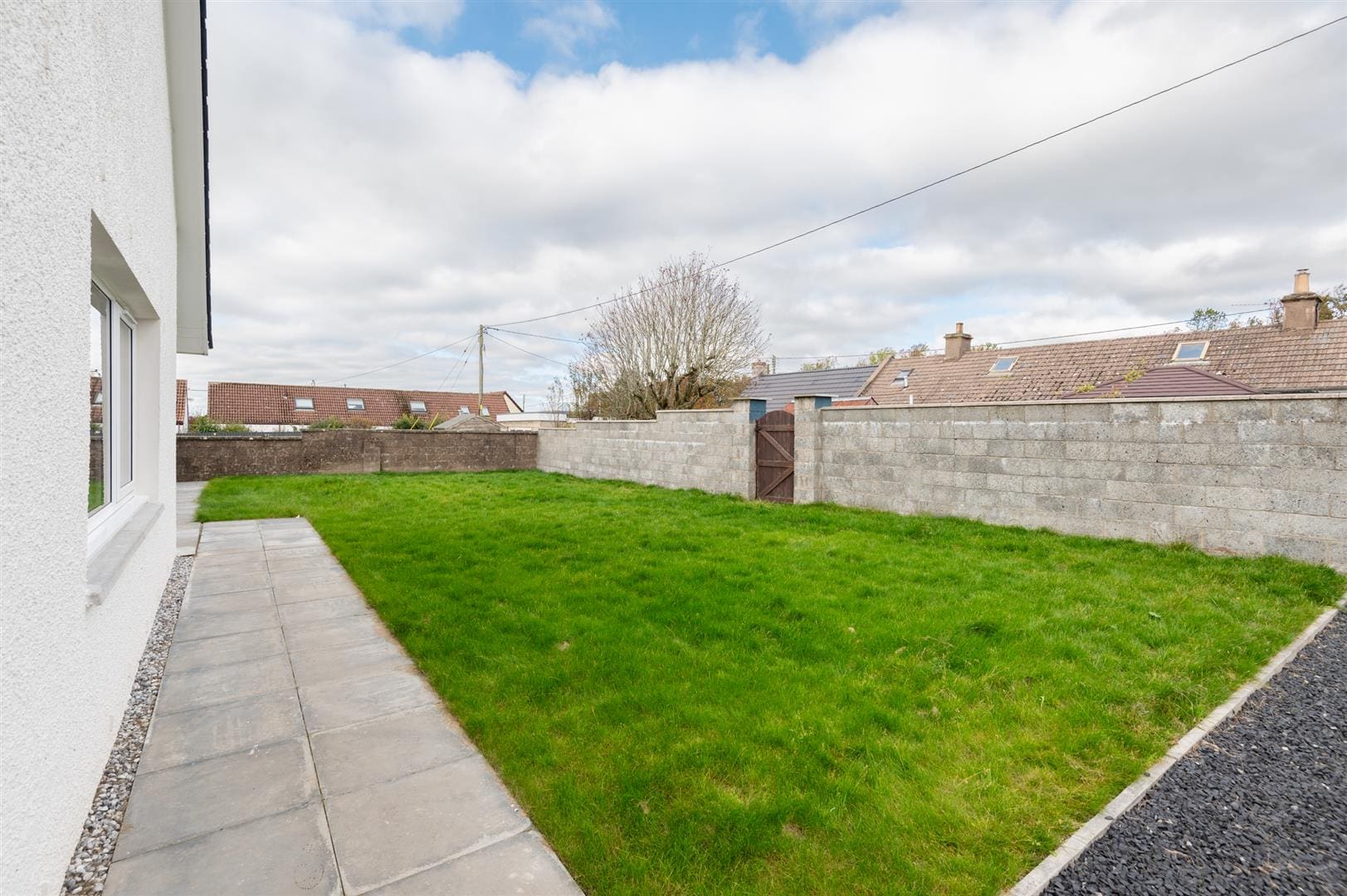LEV1391SEG FRONT GARDEN.jpg