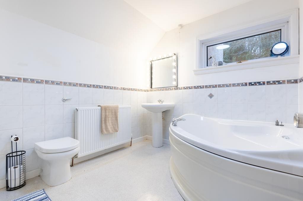 CUP1432SEG ENSUITE BATHROOM.jpg