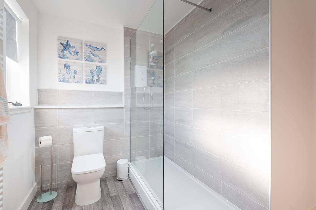 CUP1445RDC SHOWER ROOM.jpg
