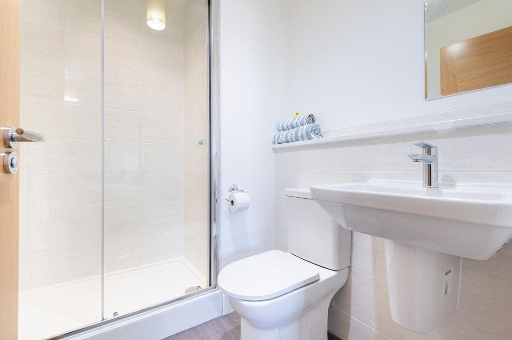 CUP1445RDC ENSUITE SHOWER ROOM.jpg
