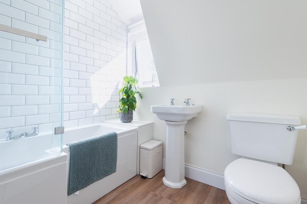 LEV1435PEM BATHROOM.jpg