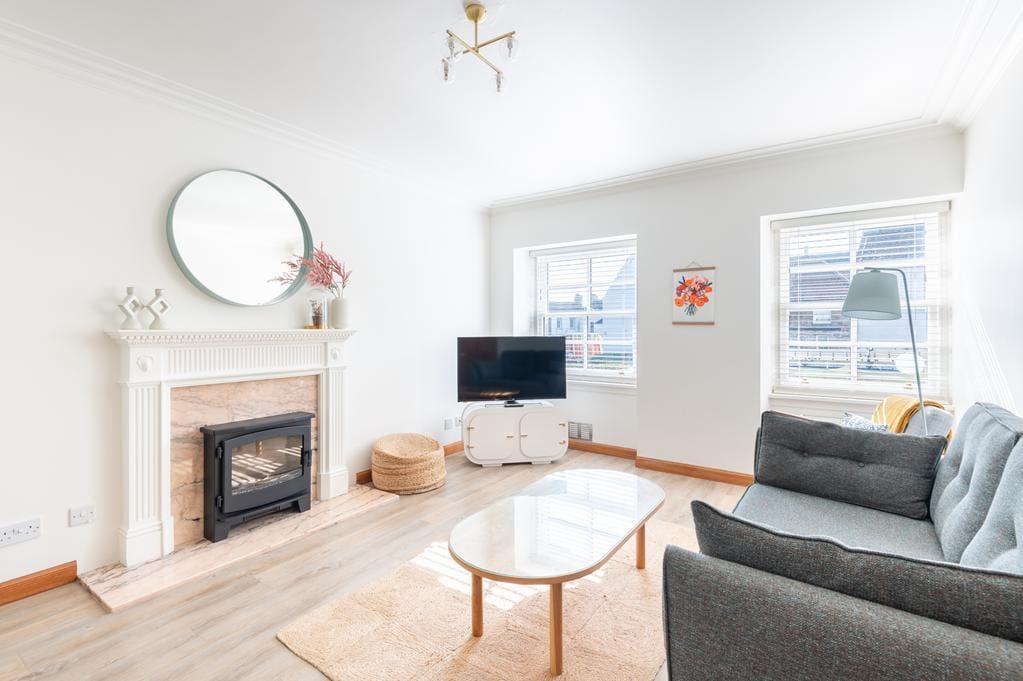 CUP1460SEG LIVING ROOM.jpg