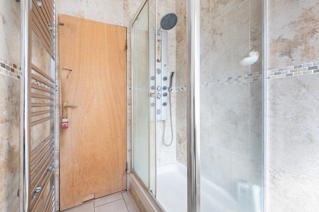 LEV1433SEG SHOWER ROOM AGAIN.jpg