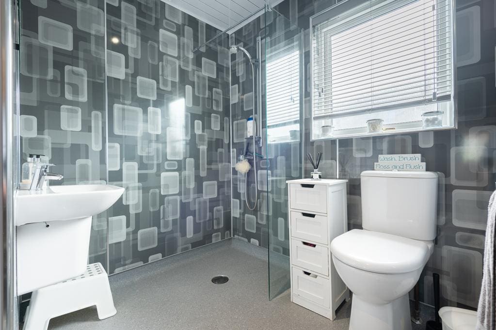 LEV1462PEM WET ROOM.jpg
