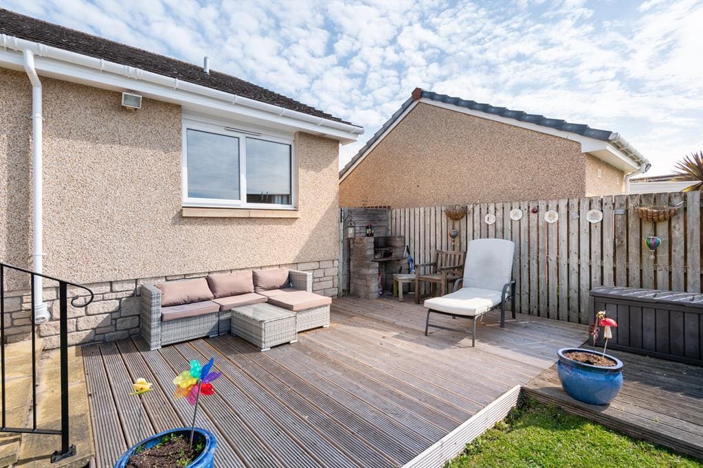 LEV1462PEM DECKING BBQ AREA.jpg