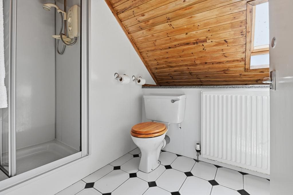 CUP1482SEG BEDROOM 6 ENSUITE.jpg