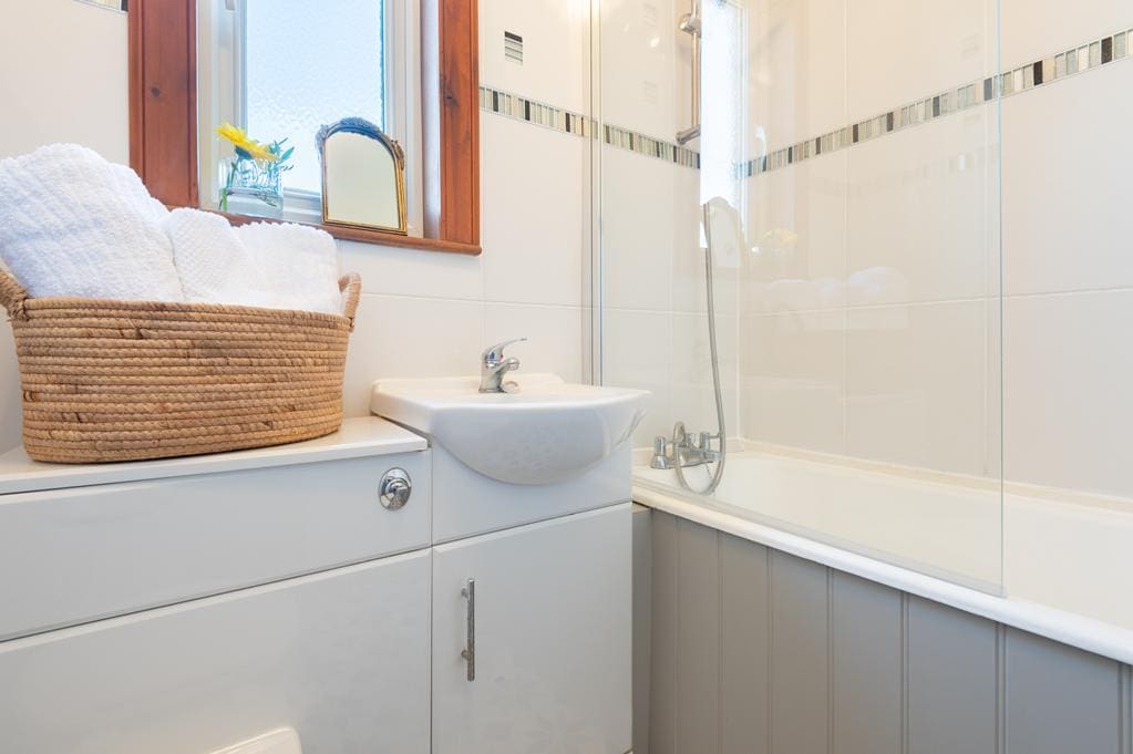 LEV1461PEM BATHROOM.jpg