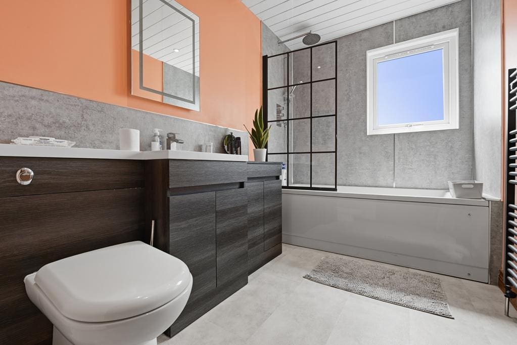 LEV1460PEM BATHROOM.jpg