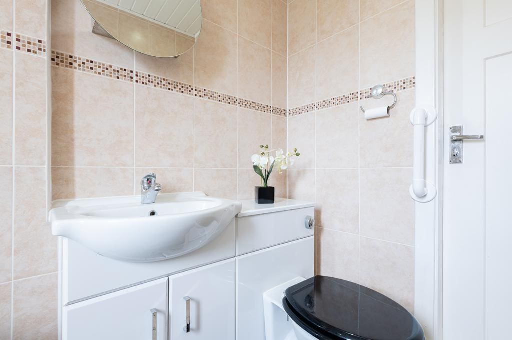 LEV1474SEG BATHROOM AGAIN.jpg