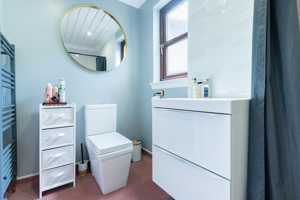 LEV1475PEM ENSUITE WET ROOM.jpg