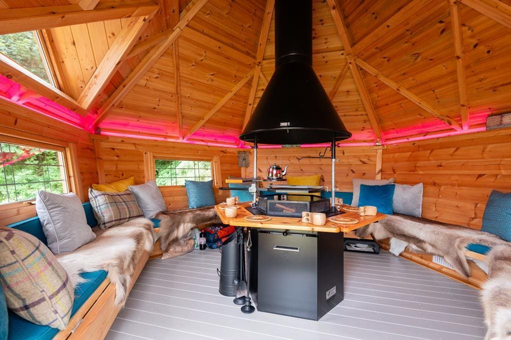 LEV1475PEM BBQ HUT INTERNAL.jpg