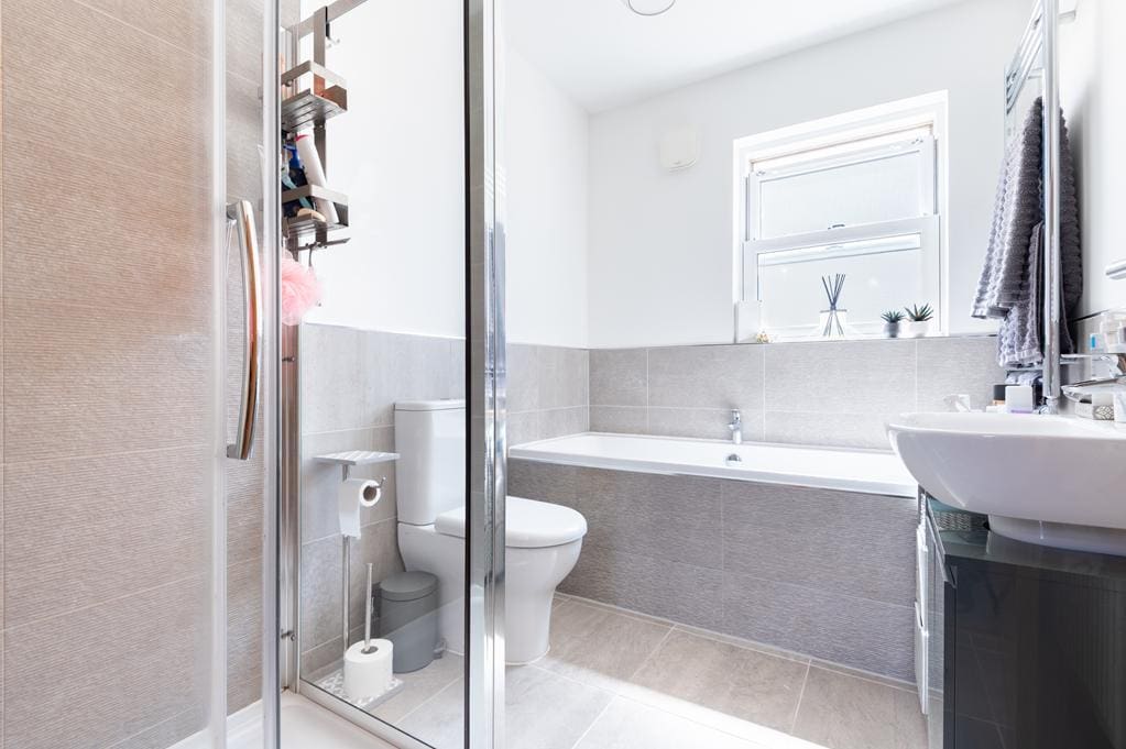 LEV1477PEM BATHROOM.jpg